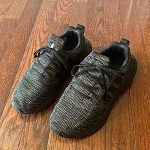 Adidas boys size 4 tennis shoes